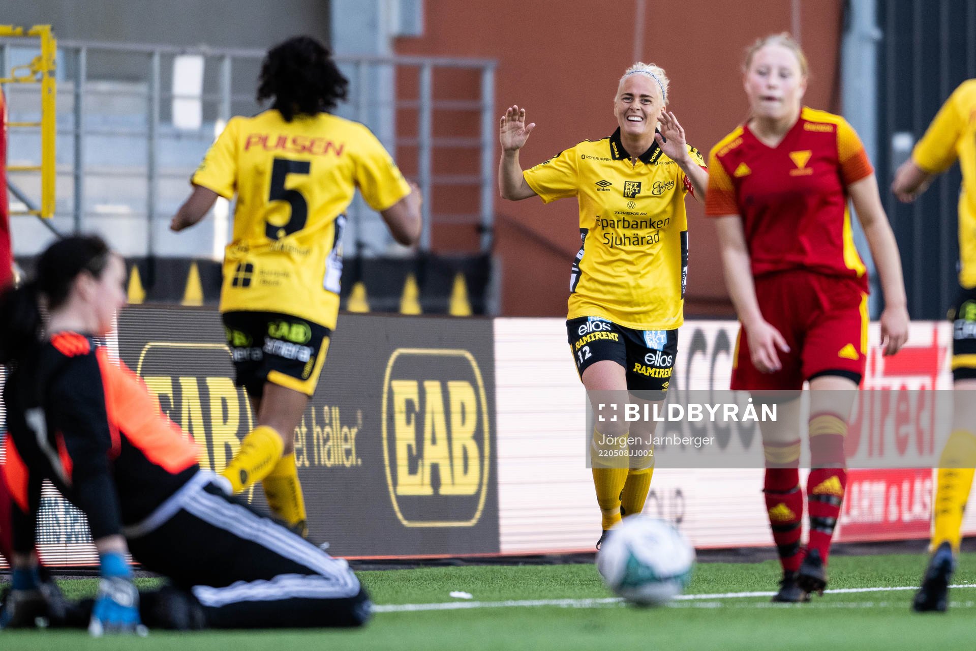 Elfsborgs Ellen Larsson jublar efter 1-0 av Vanessa Lopez (rygg mot kameran) under fotbollsmatchen i Div 2 Mellersta Götaland mellan Elfsborg och Taberg den 8 maj 2022 i Borås.