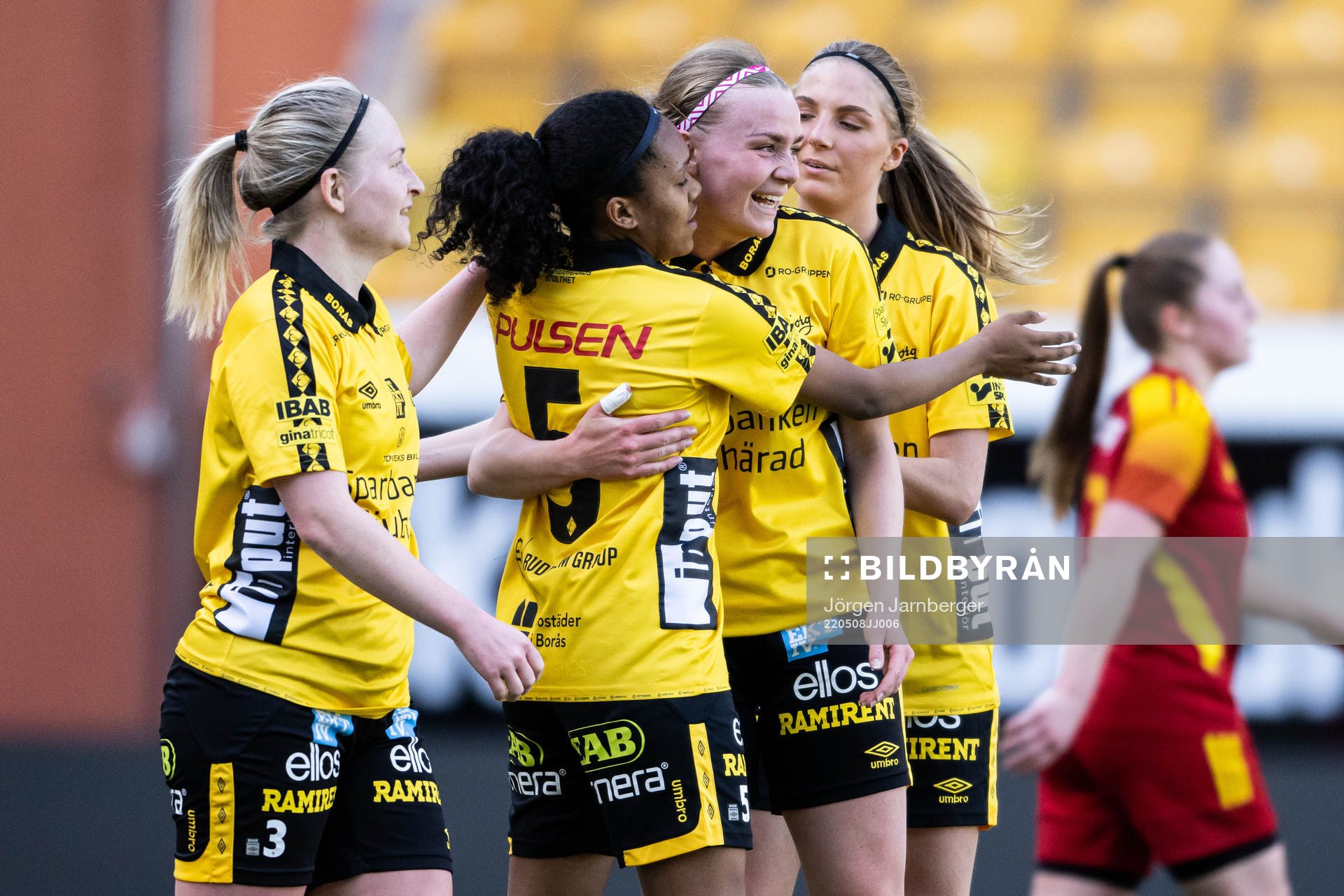 Elfsborgs Vanessa Lopez jublar med Leann Nyström