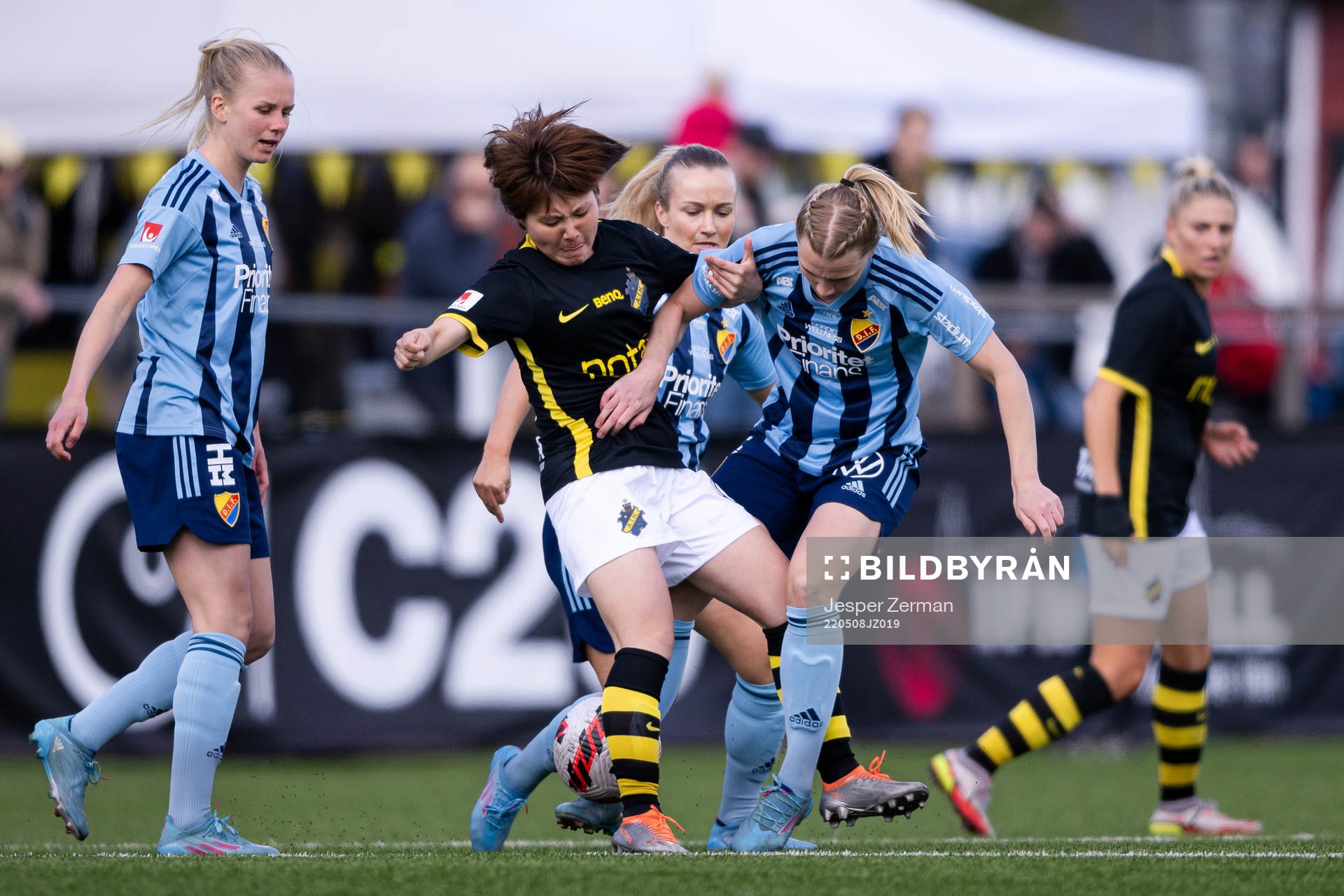 s Honoka Hayashi och Djurgårdens Sara Olai