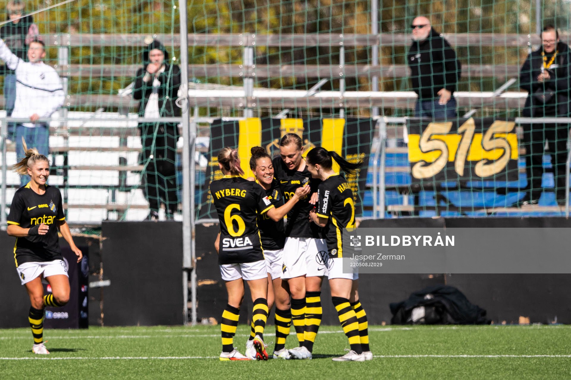 s Chinyelu Asher jublar med Jenny Danielsson