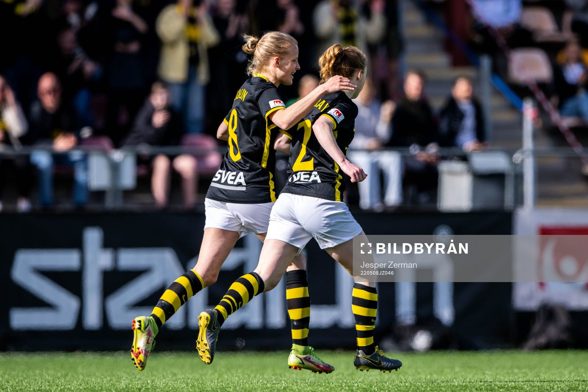 s Kaisa Collin och Caroline Murray jublar
