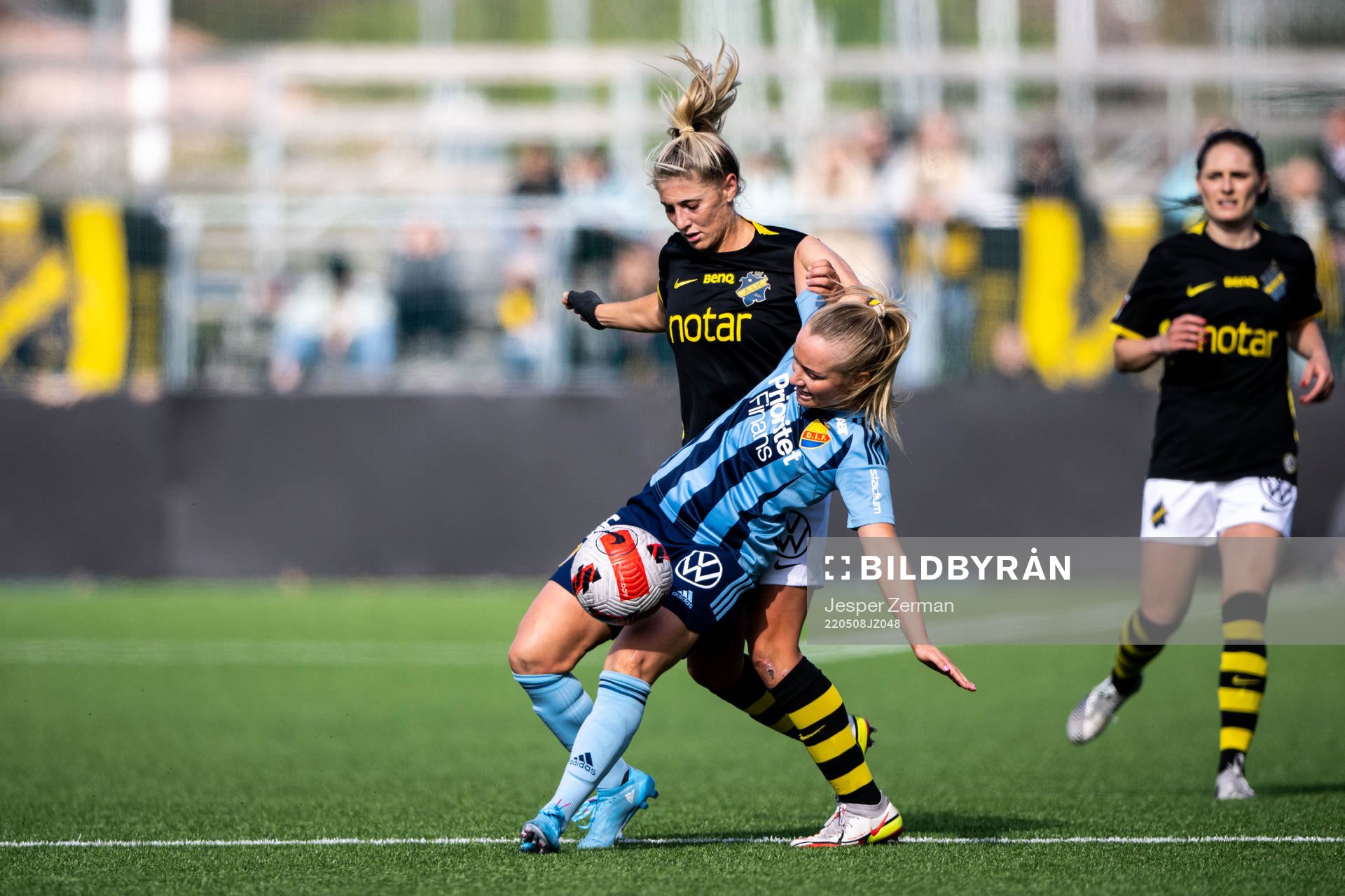 s Remy Siemsen och Djurgårdens Tove Almqvist