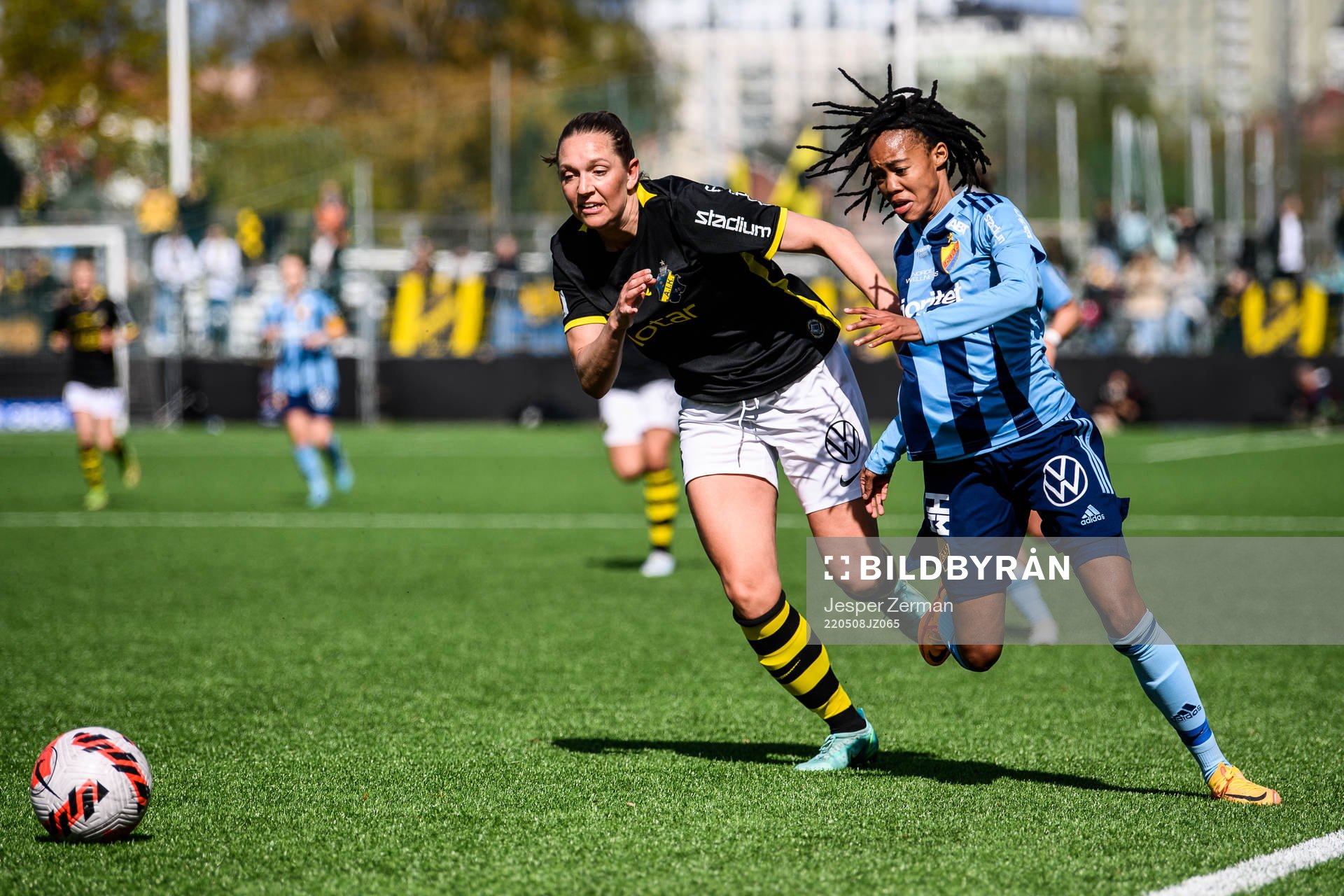 s Jennie Nordin och Djurgårdens Linda Maserame Motlhalo