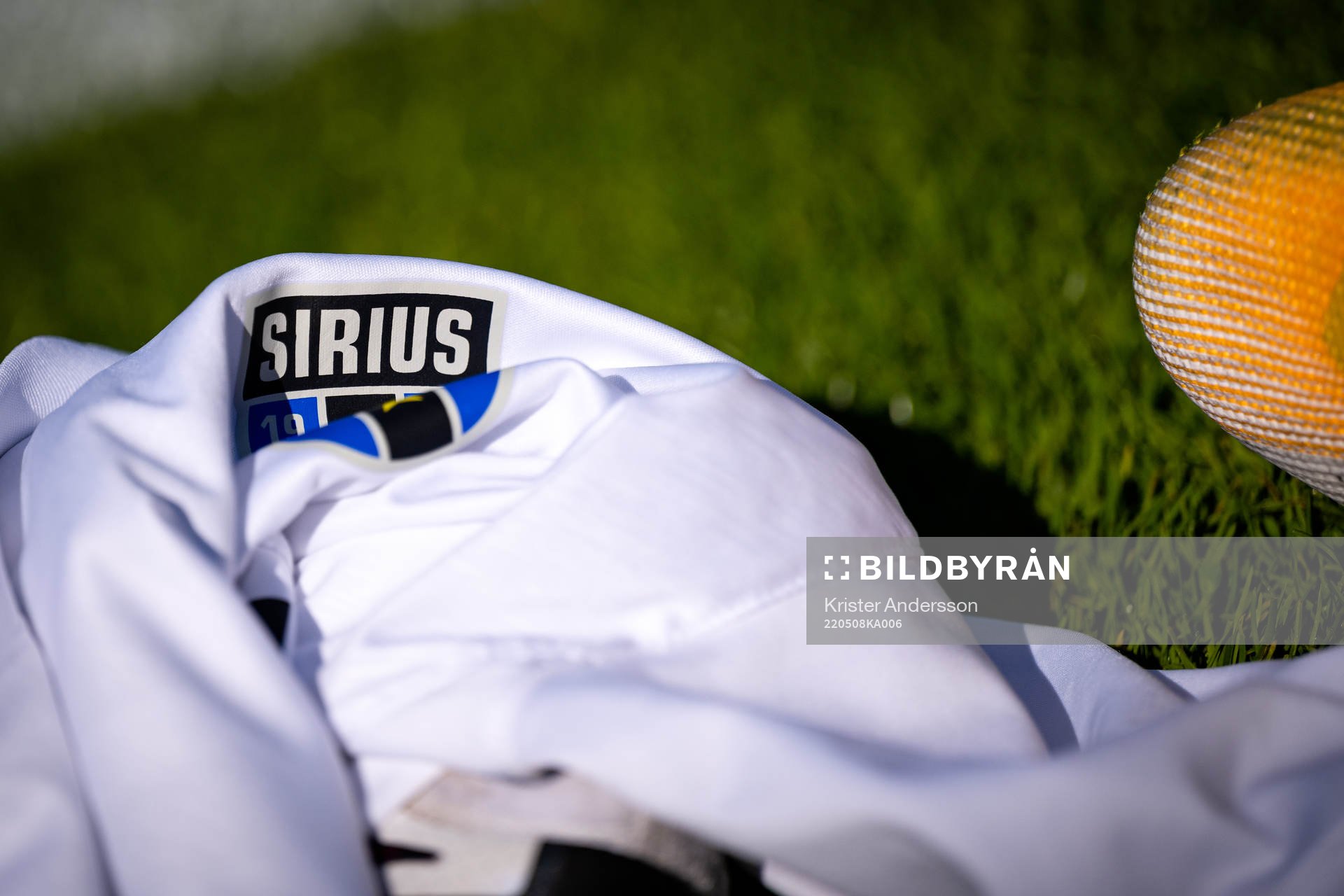 Tröja med Sirius logo före fotbollsmatchen i Allsvenskan