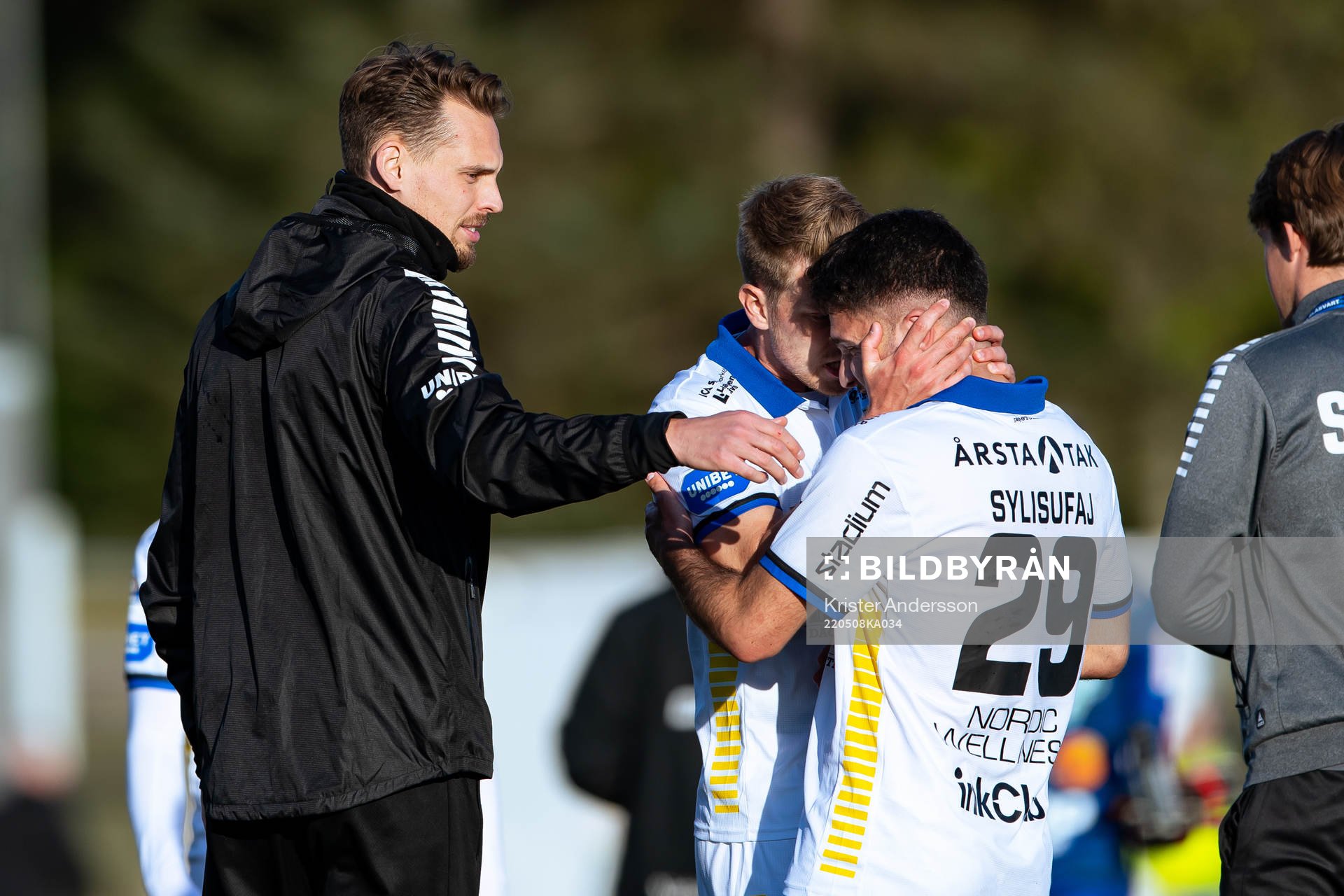 Sirius tränare Daniel Bäckström jublar med Marcus