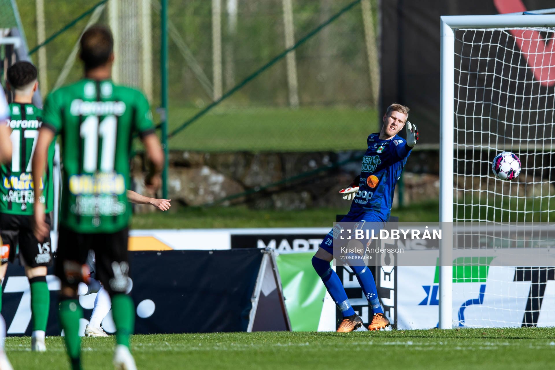 Varbergs målvakt Fredrik Andersson ser bollen gå in till