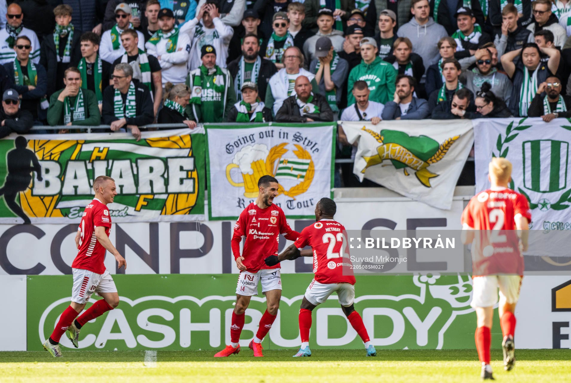 Kalmars Noah Shamoun jublar med lagkamrater efter efter 1-0 under fotbollsmatchen i Allsvenskan mellan Kalmar och Hammarby den 8 maj 2022 i Kalmar.