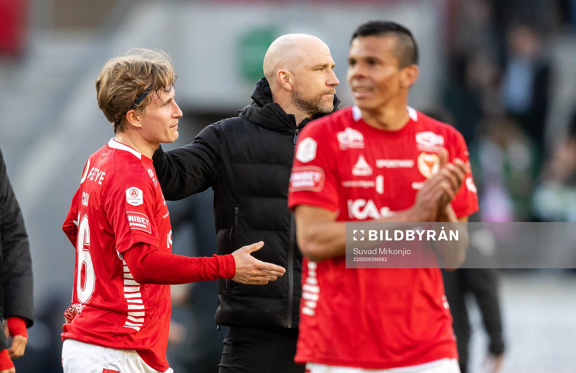 Kalmars Victor Backman och tränare Henrik Rydström jublar under fotbollsmatchen i Allsvenskan mellan Kalmar och Hammarby den 8 maj 2022 i Kalmar.