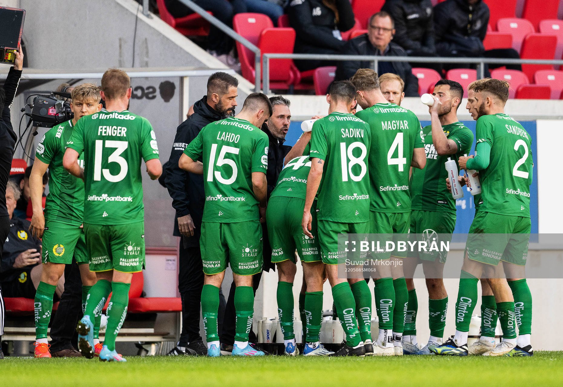 Hammarbys tränare Martí Cifuentes samtalar med spelarna