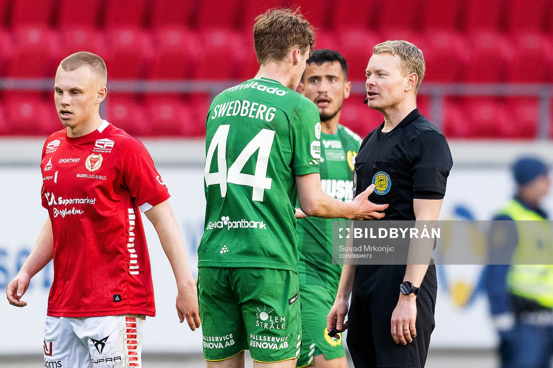 Domare Fredrik Klitte samtalar med Hammarbys Williot