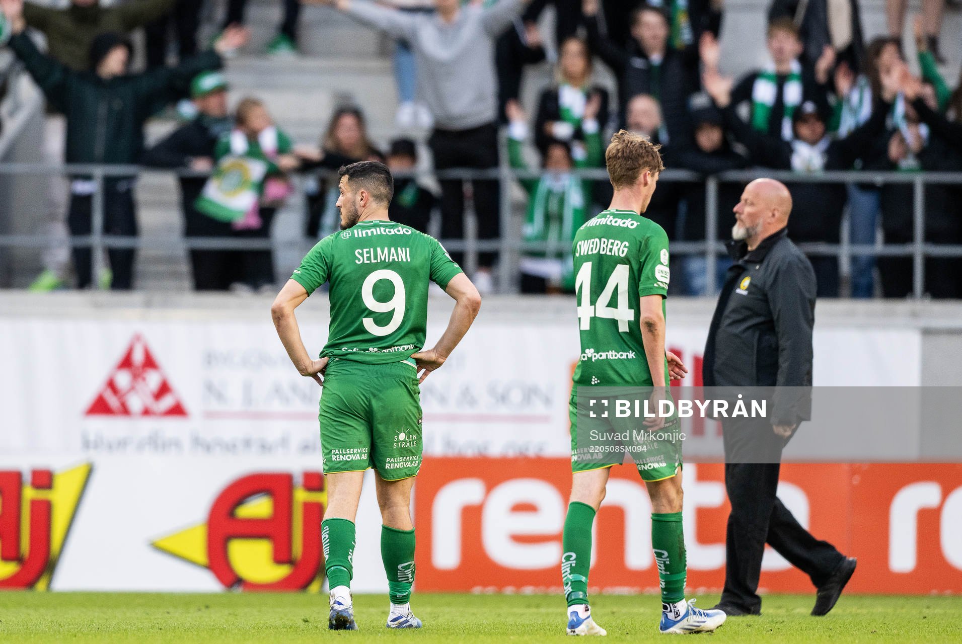 Hammarbys Astrit Selmani och Williot Swedberg deppar