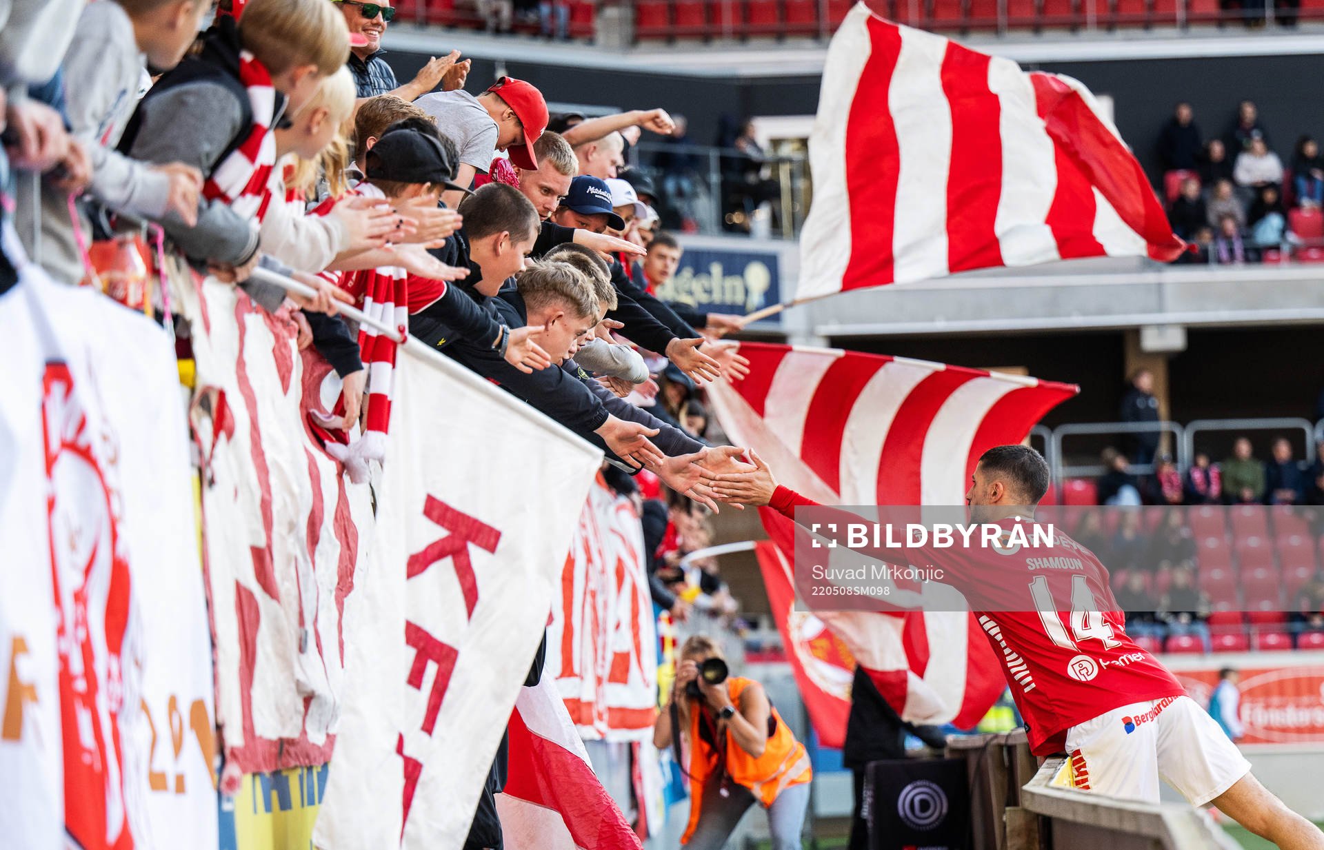 Kalmars Noah Shamoun jublar med fansen