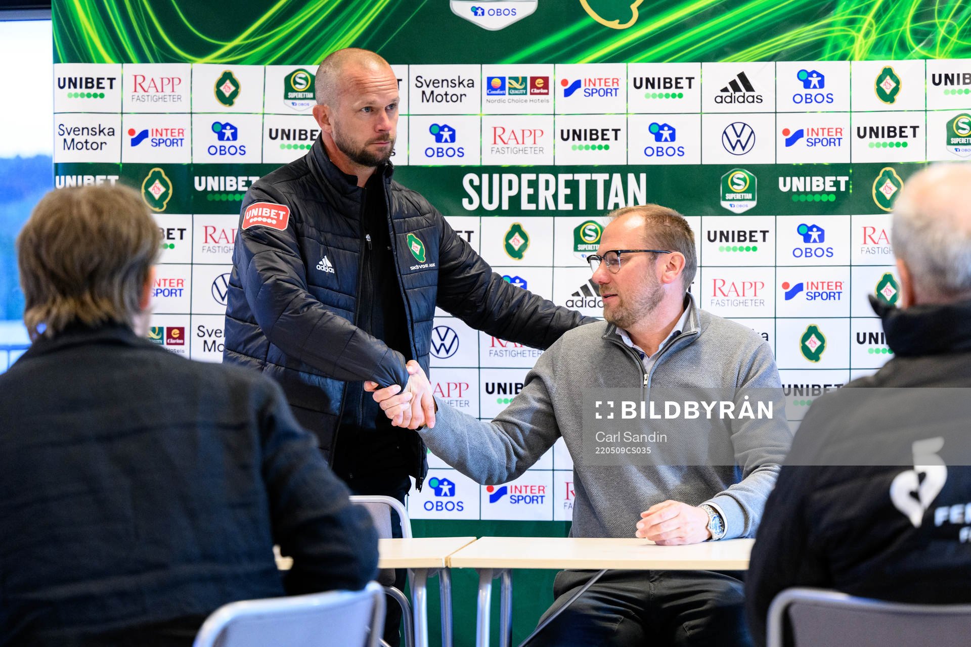 Skövdes tränare Tobias Linderoth och Halmstads tränare Magnus Haglund på en presskonferens efter fotbollsmatchen i Superettan mellan Skövde AIK och Halmstad den 9 maj 2022 i Skövde.