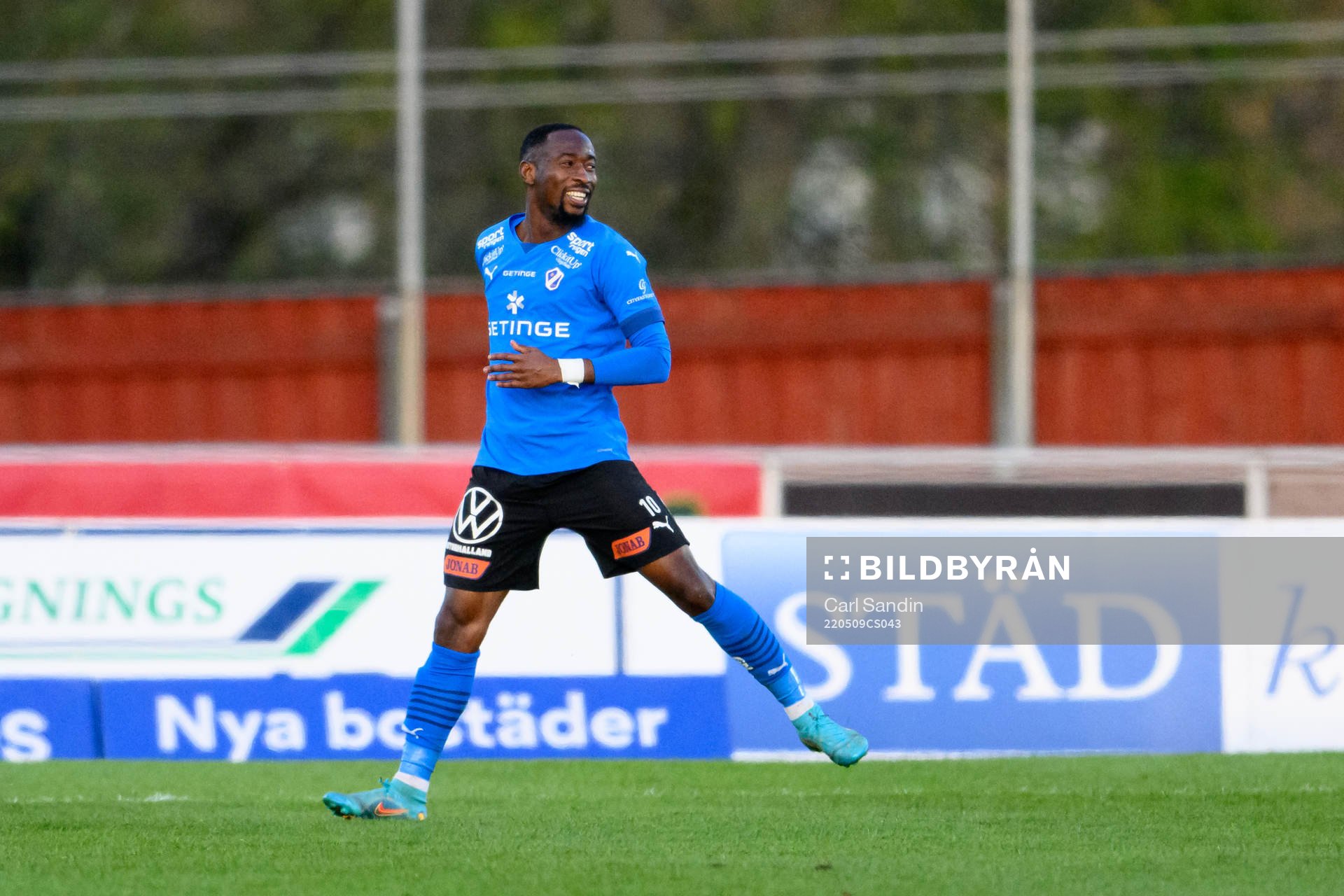 Halmstads Sadat Karim jublar efter 1-3 under fotbollsmatchen i Superettan mellan Skövde AIK och Halmstad den 9 maj 2022 i Skövde. 