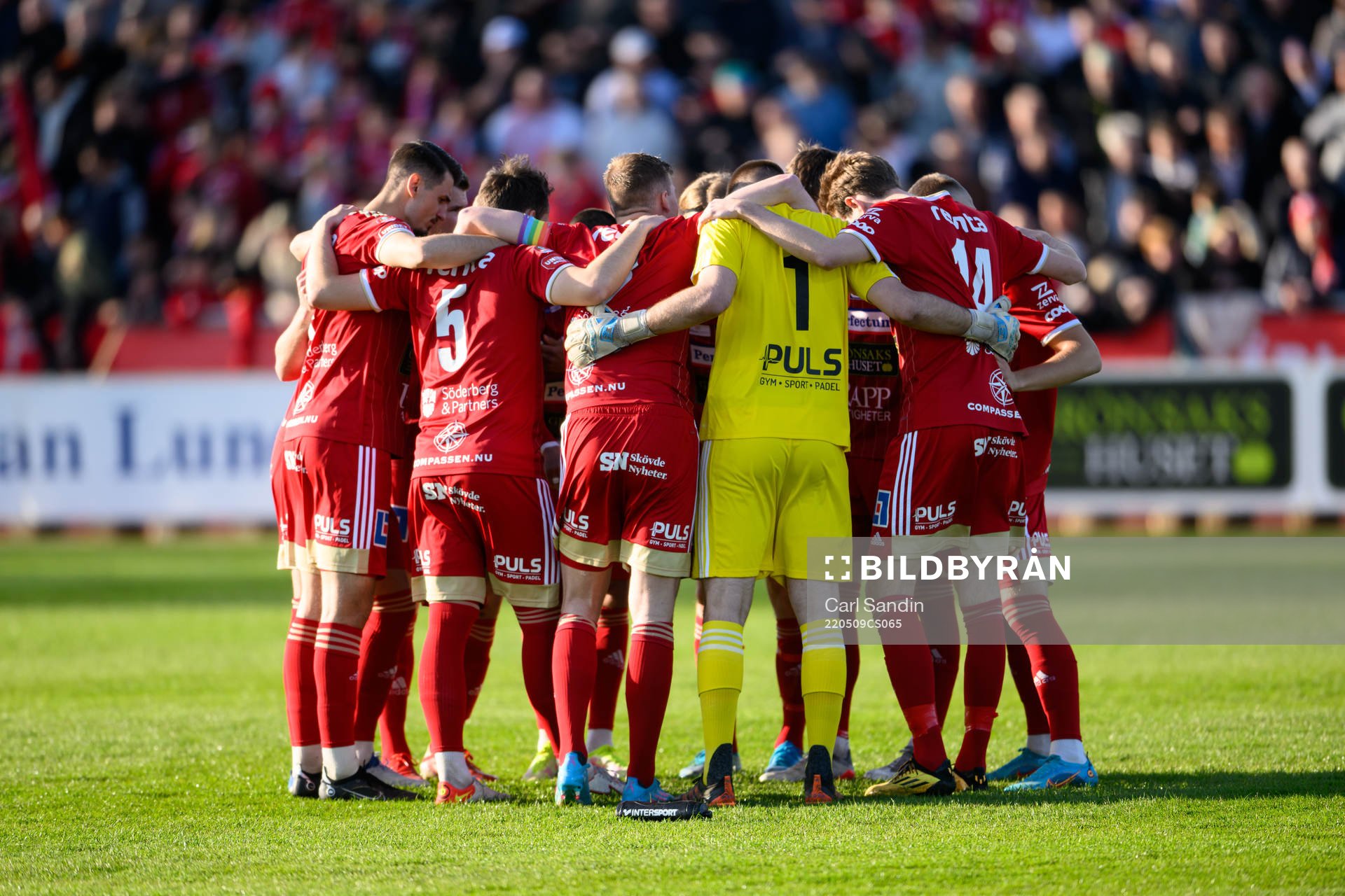Skövdes spelare samlar innan fotbollsmatchen i Superettan
