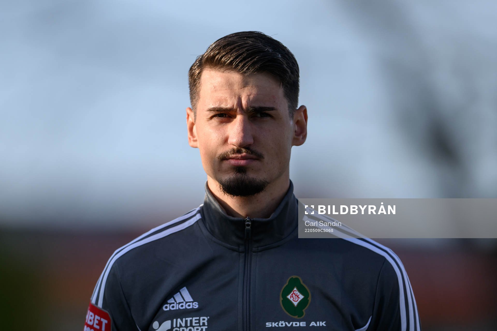 Skövdes Aldin Basic vid lineup innan fotbollsmatchen i