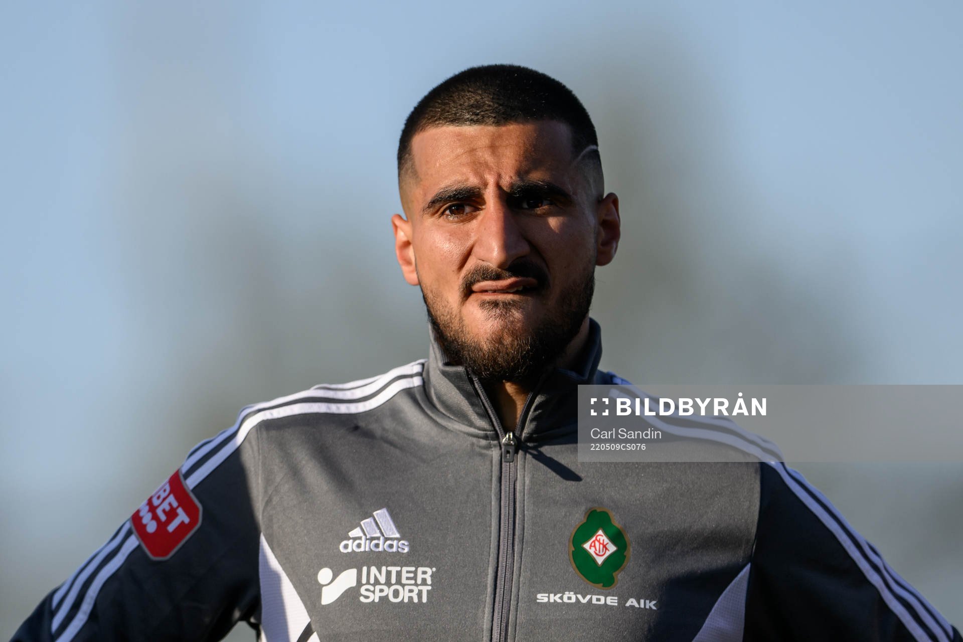 Skövdes Elmar Abraham vid lineup innan fotbollsmatchen i Superettan mellan Skövde AIK och Halmstad den 9 maj 2022 i Skövde. 