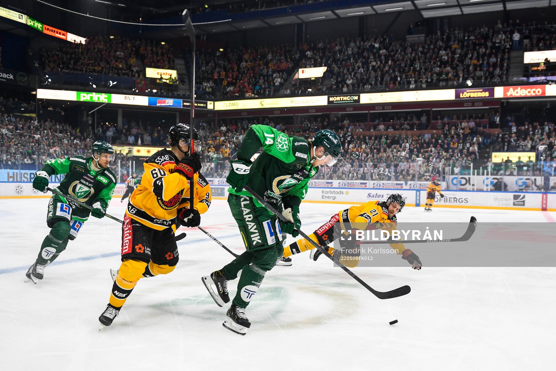Luleås Julius Honka och Juhani Tyrväinen i en kamp mot