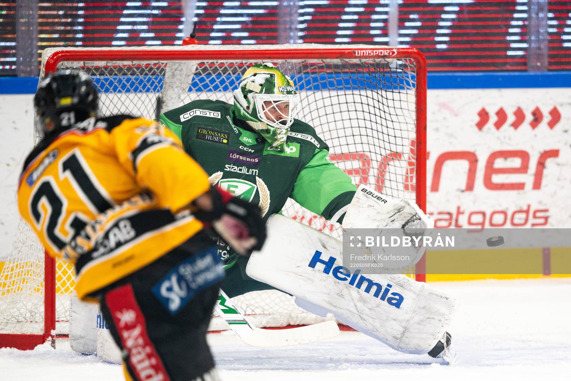 Luleås Juhani Tyrväinen och Färjestads målvakt Dominik