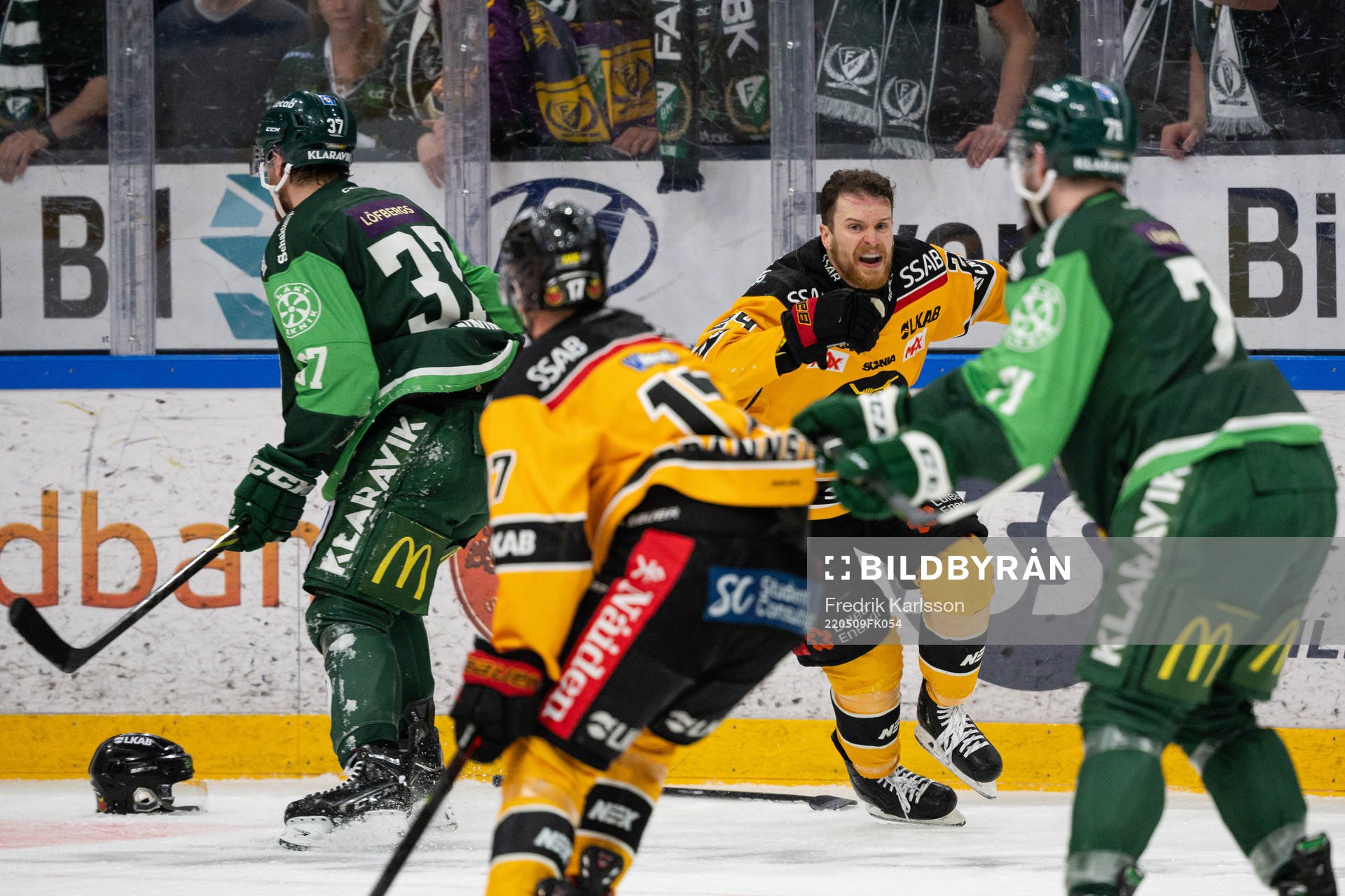 Färjestads Adam Ginning och Luleås Brendan Shinnimin