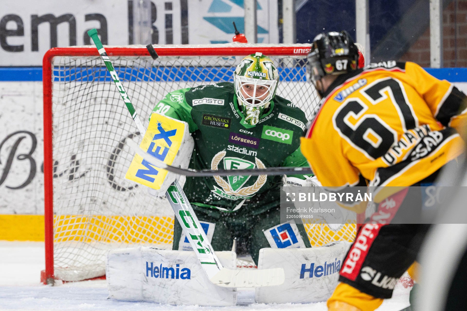 Färjestads målvakt Dominik Furch och Luleås Linus Omark