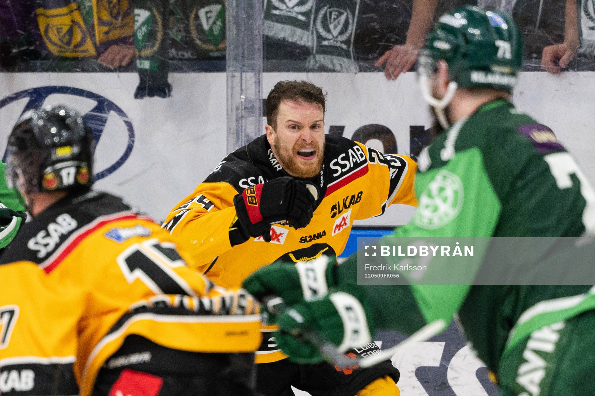 Färjestads Adam Ginning och Luleås Brendan Shinnimin