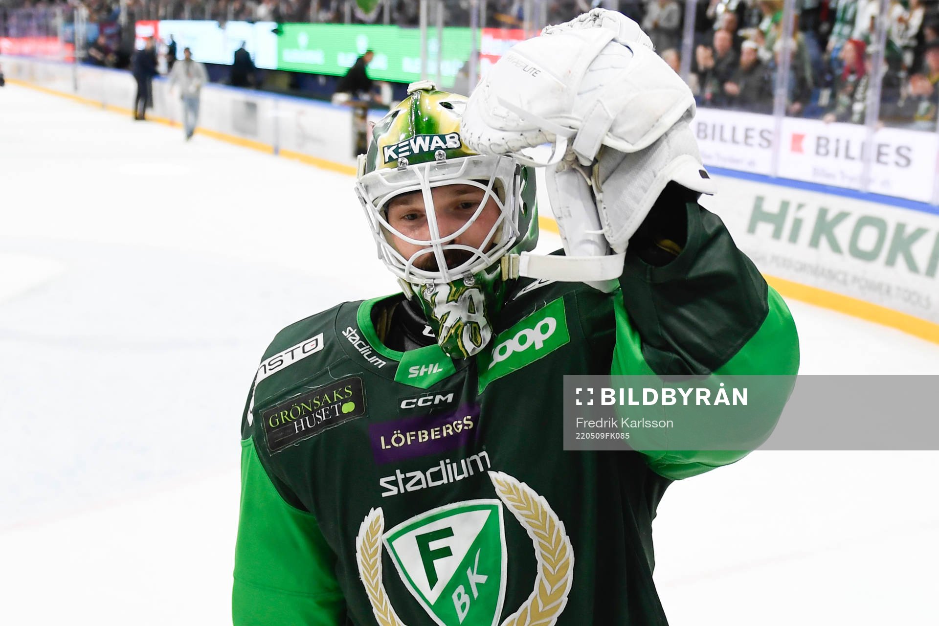 Färjestads målvakt Dominik Furch jublar