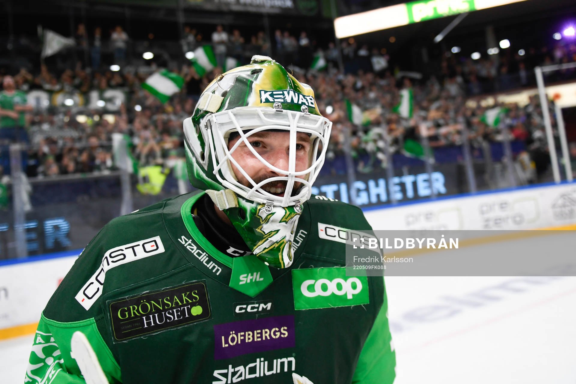 Färjestads målvakt Dominik Furch jublar