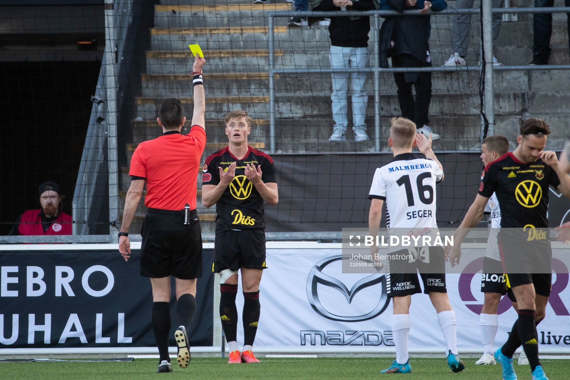 Östersunds Sebastian Karlsson Grach får gult kort