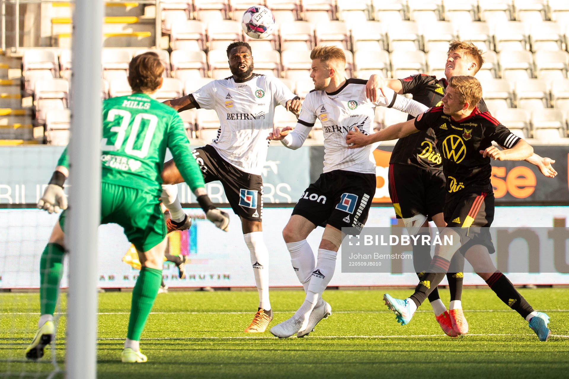 Örebros Nasiru Moro och Östersunds målvakt Andrew