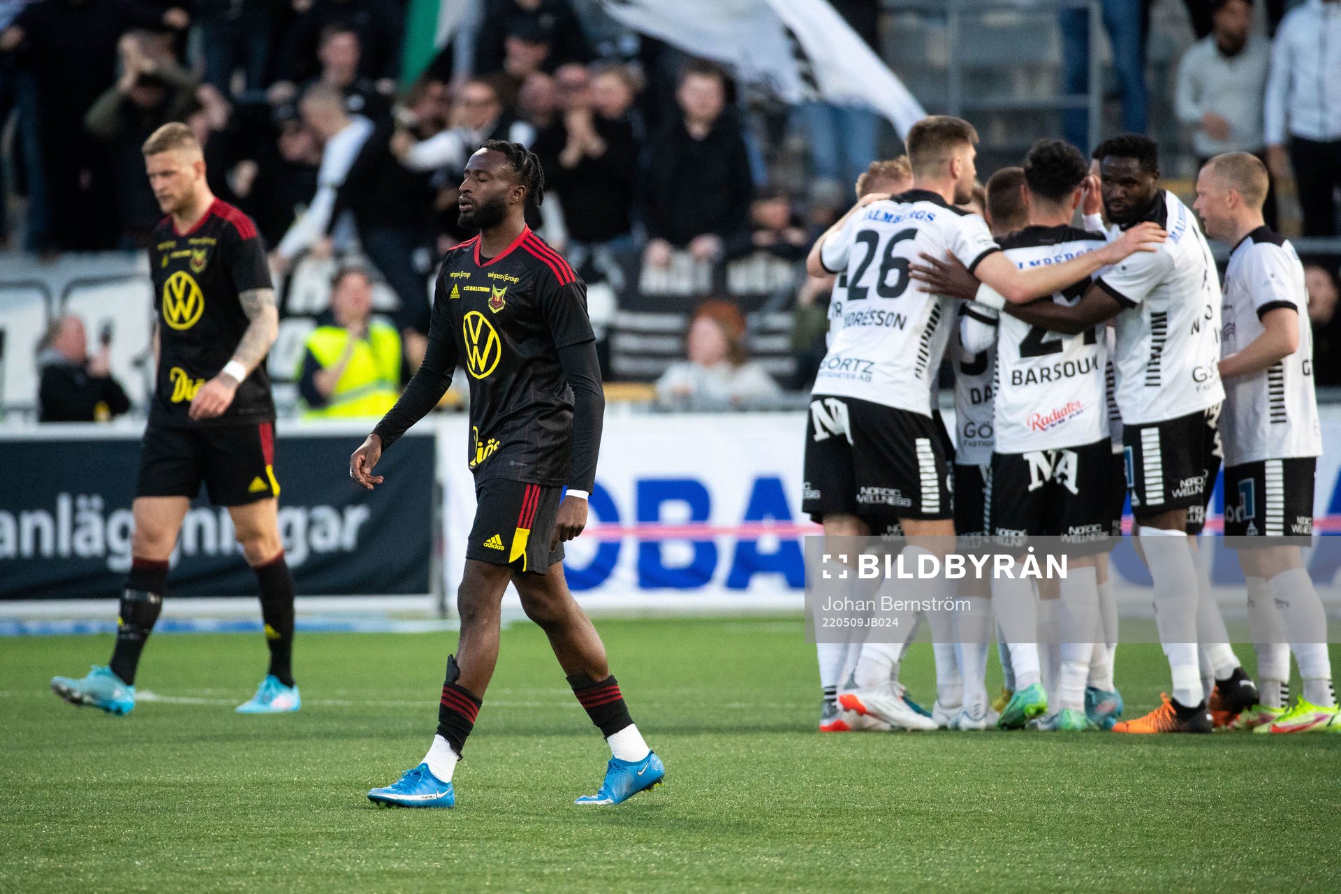 Östersunds Kevin Jablinski och Uchen Sabastine deppar