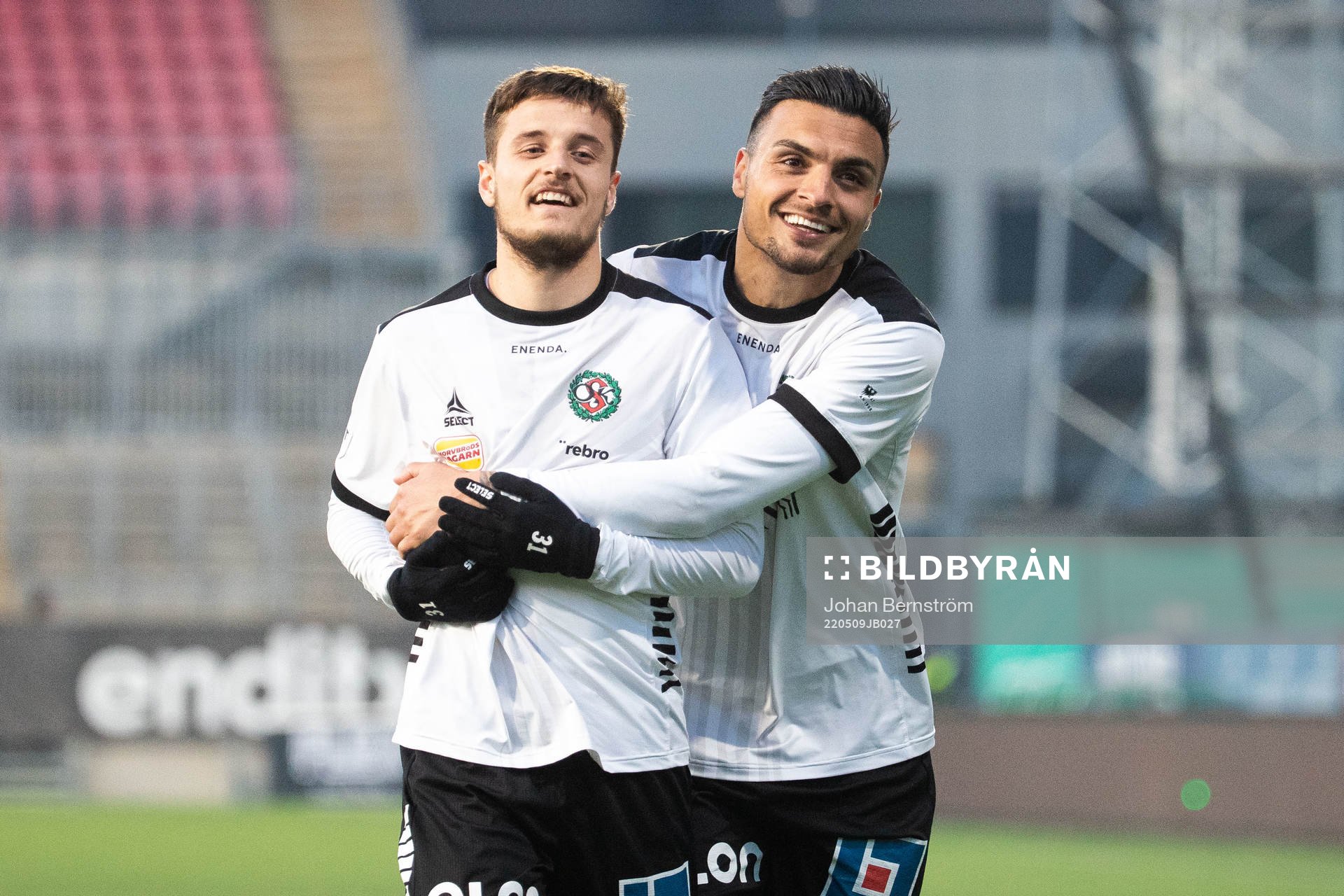 Örebros Vincent Thill och Ahmed Yasin jublar efter fotbollsmatchen i Superettan mellan Örebro och Östersund den 9 maj 2022 i Örebro. 
