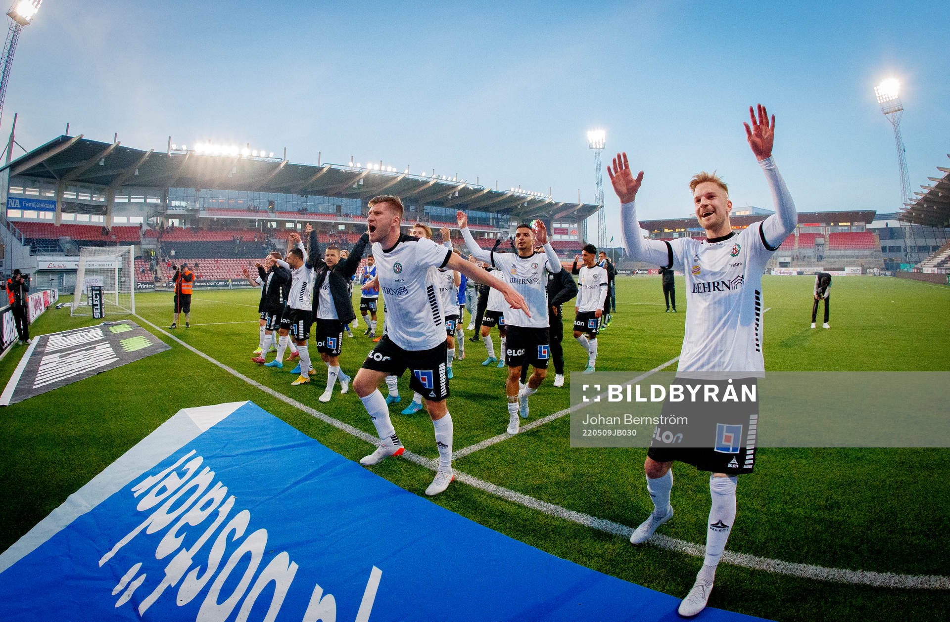 Örebros Axel Oskar Andresson, Ahmed Yasin och Erik Björndahl jublar efter under fotbollsmatchen i Superettan mellan Örebro och Östersund den 9 maj 2022 i Örebro.