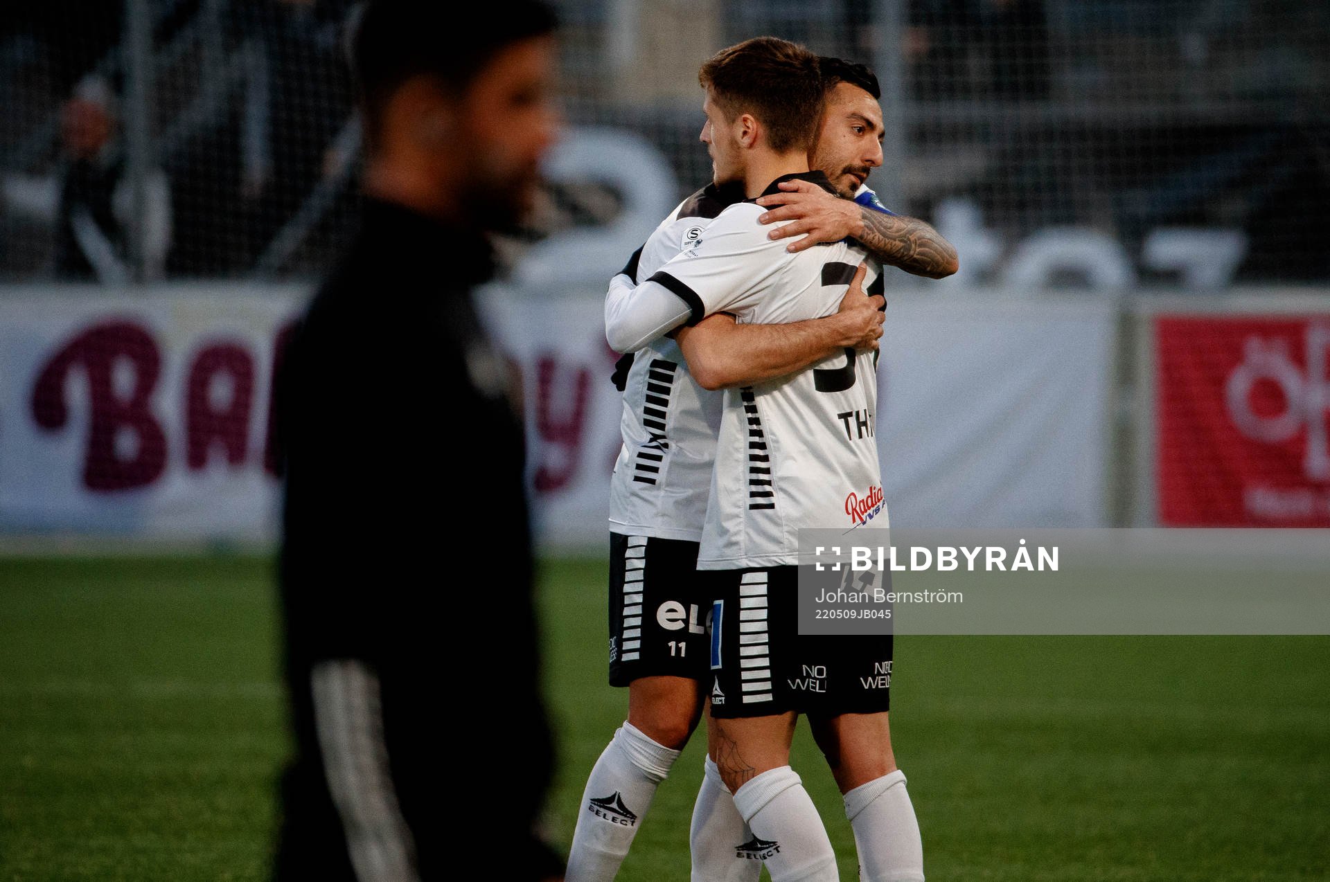 Örebros Vincent Thill och Jiloan Hamad jublar