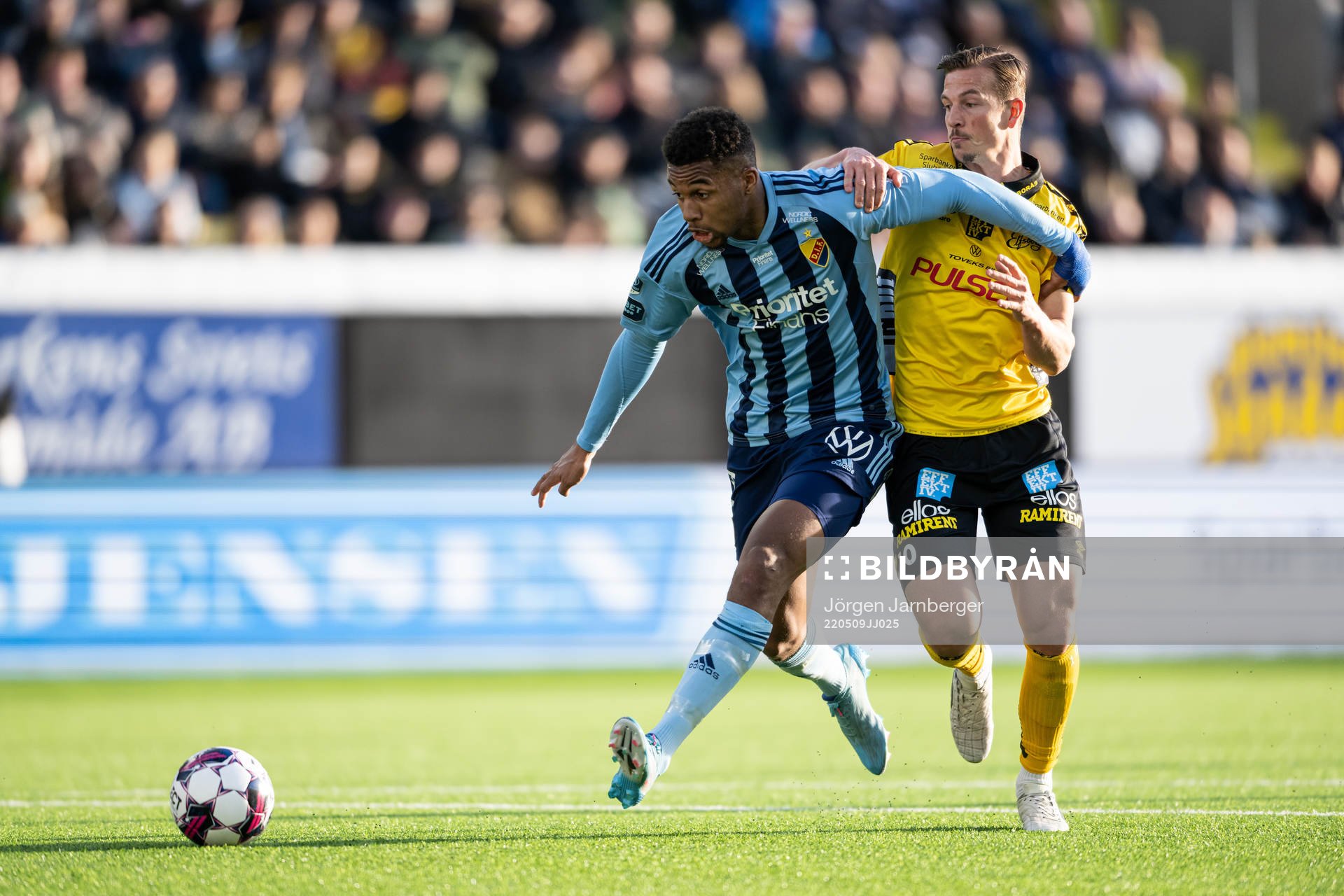 Djurgårdens Isak Hien och Elfsborgs Simon Olsson