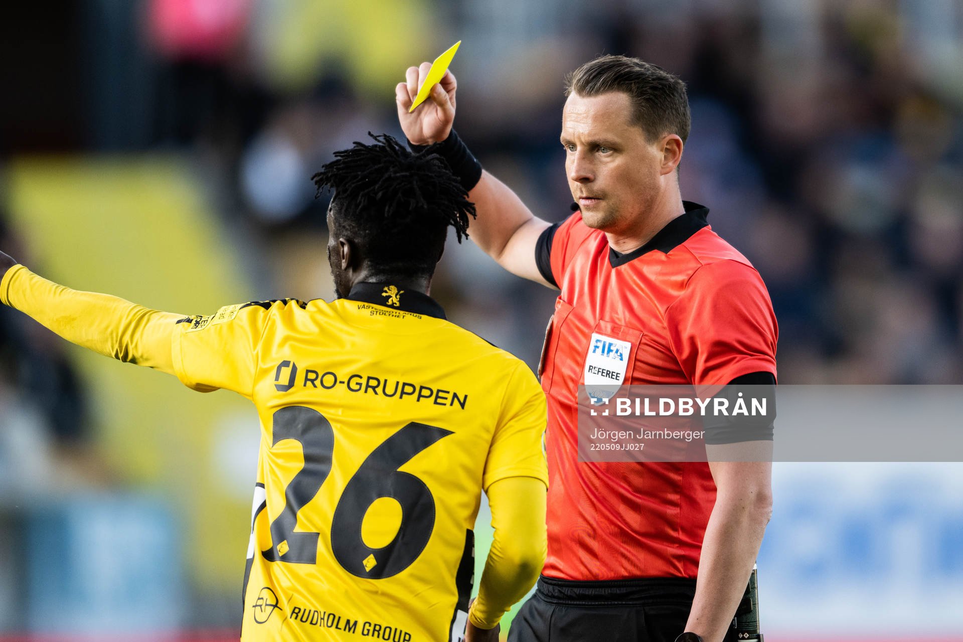 Domare Andreas Ekberg visar Elfsborgs Emmanuel Boateng gult