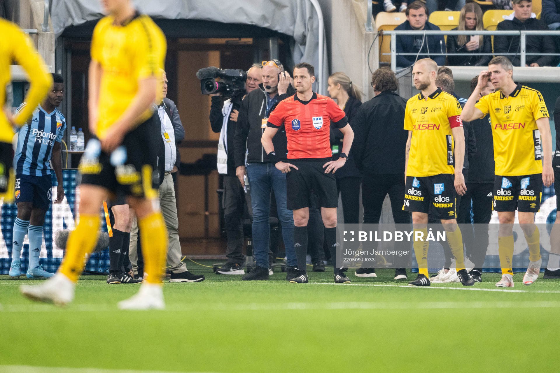 Elfsborgs domare Andreas Ekberg har pausat matchen på