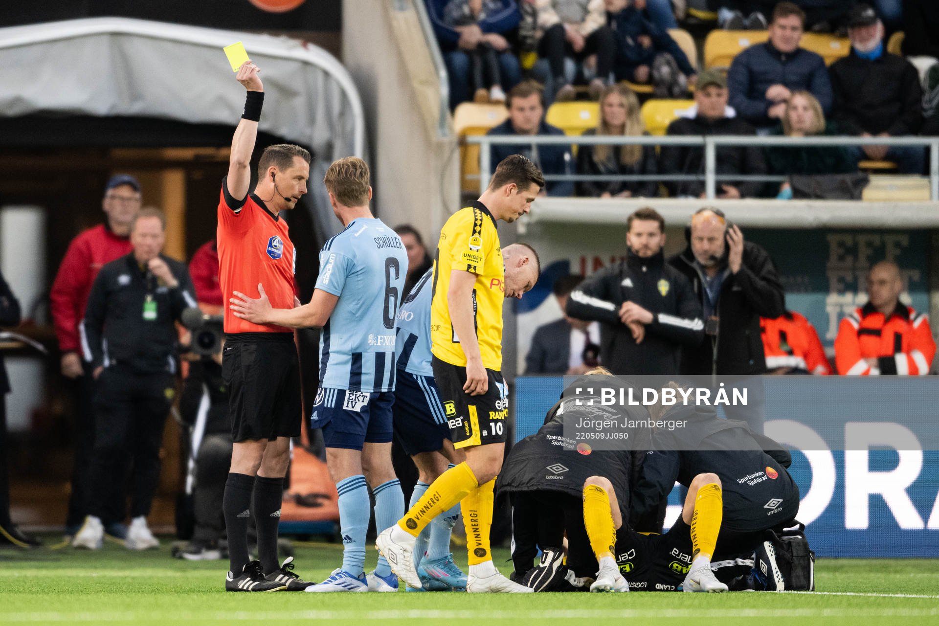 Domare Andreas Ekberg ger Djurgårdens Rasmus Schüller