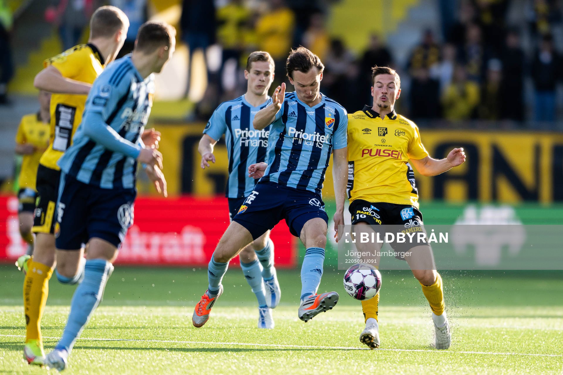 Djurgårdens Hjalmar Ekdal och Elfsborgs Simon Olsson
