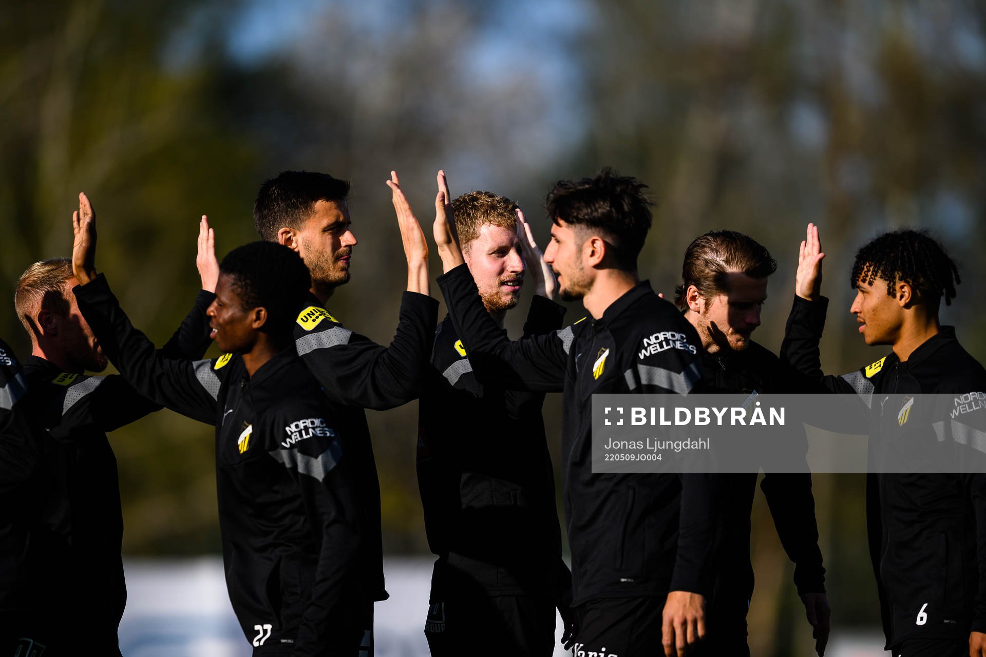 Häckens spelare värmer upp före fotbollsmatchen i
