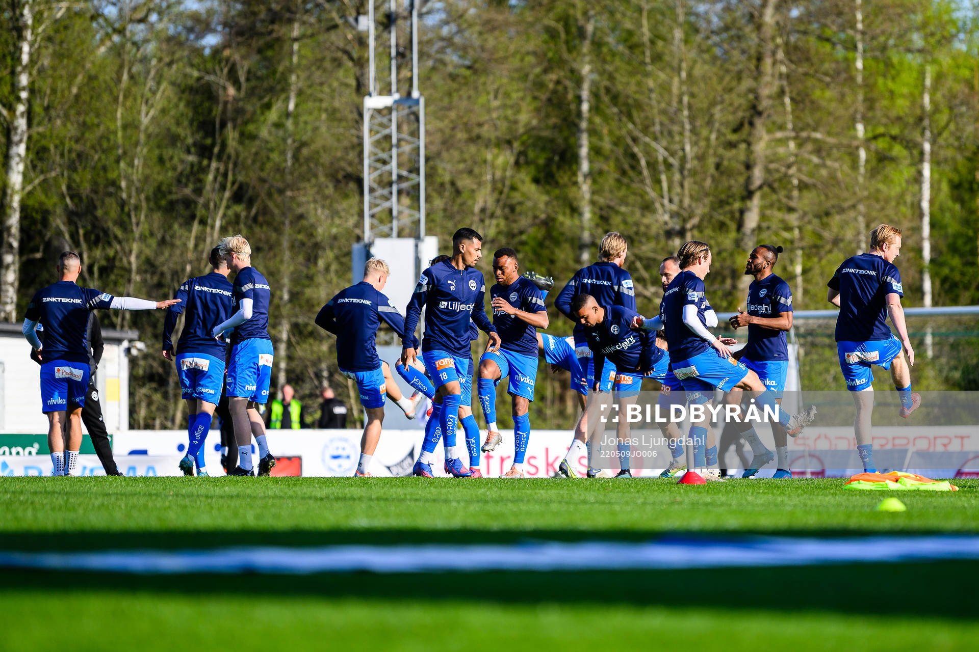 Värnamos spelare värmer upp före fotbollsmatchen i