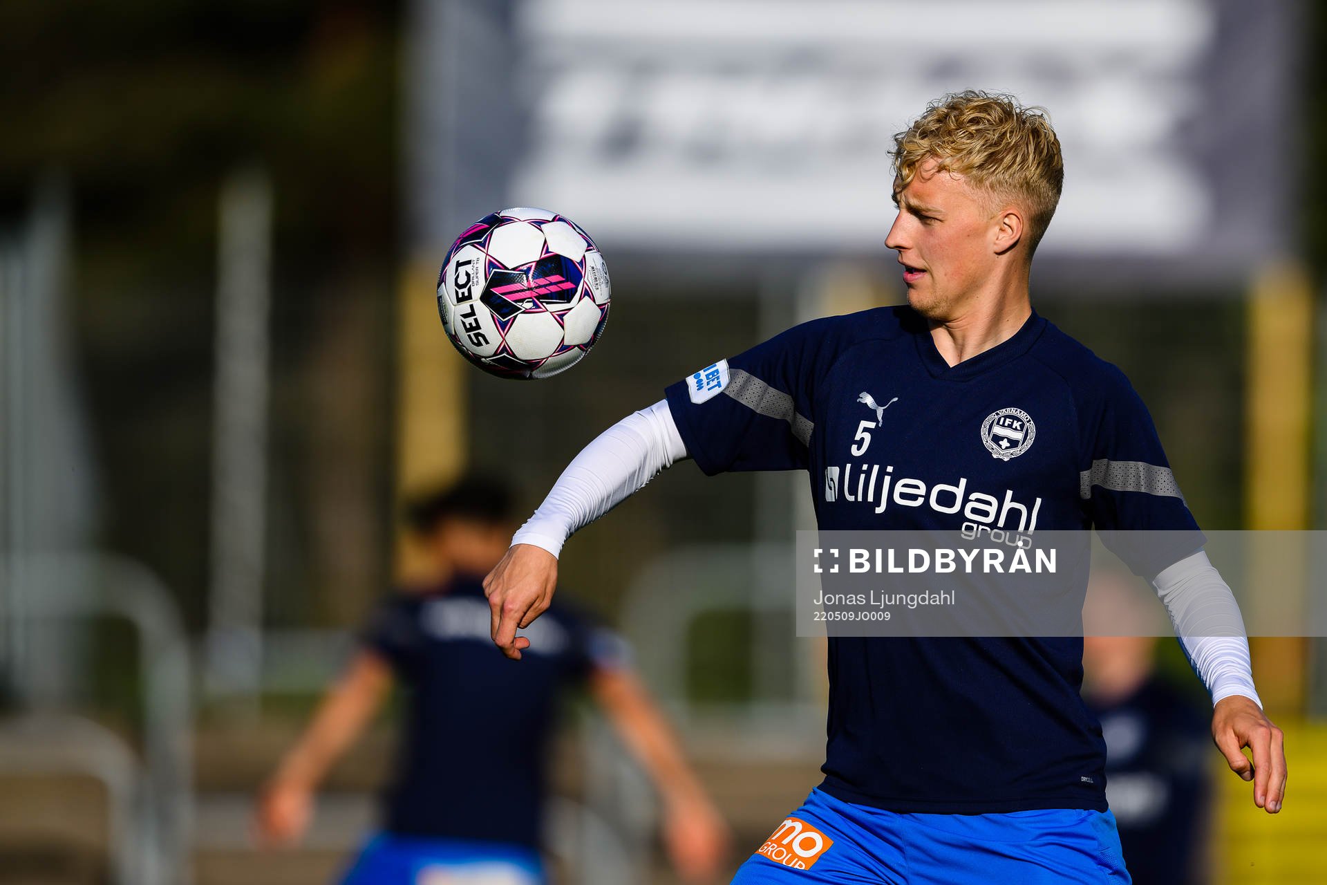 Värnamos Victor Larsson värmer upp före fotbollsmatchen