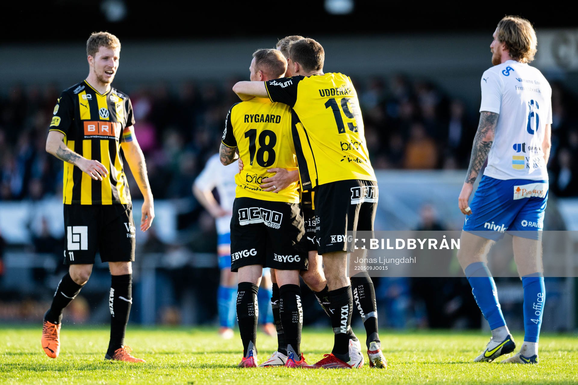 Häckens Mikkel Rygaard Jensen jublar med lagkamrater