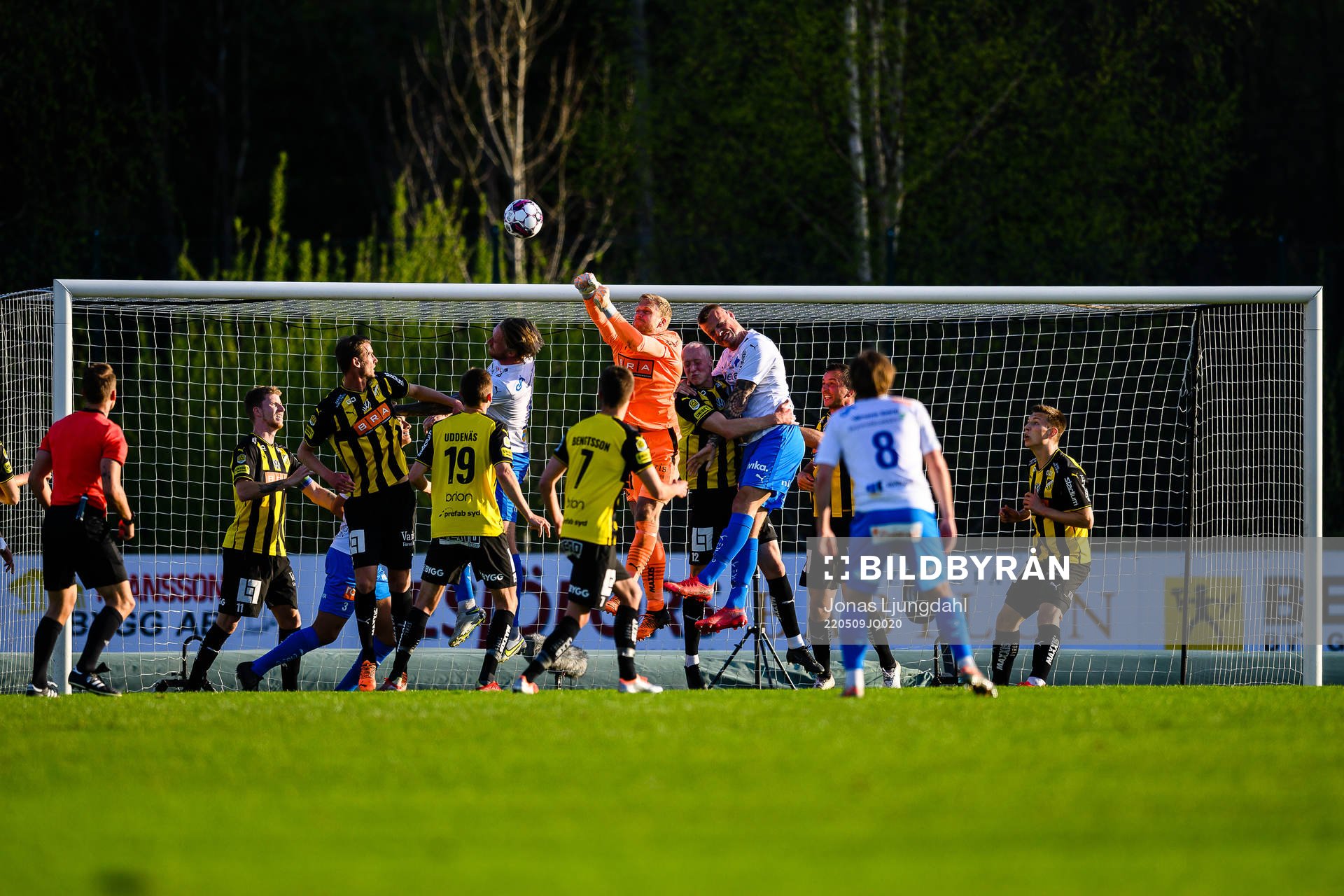 Häckens målvakt Peter Abrahamsson boxar iväg en boll