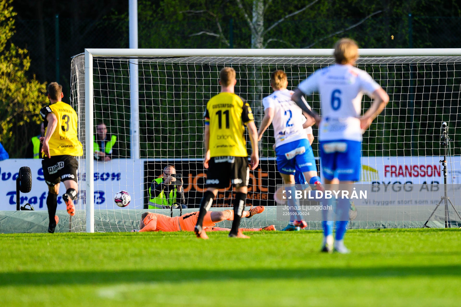 Värnamos Marcus Antonsson gör mål 1-1 på straff bakom Häckens målvakt Peter Abrahamsson under fotbollsmatchen i Allsvenskan mellan Värnamo och Häcken den 9 maj 2022 i Värnamo.