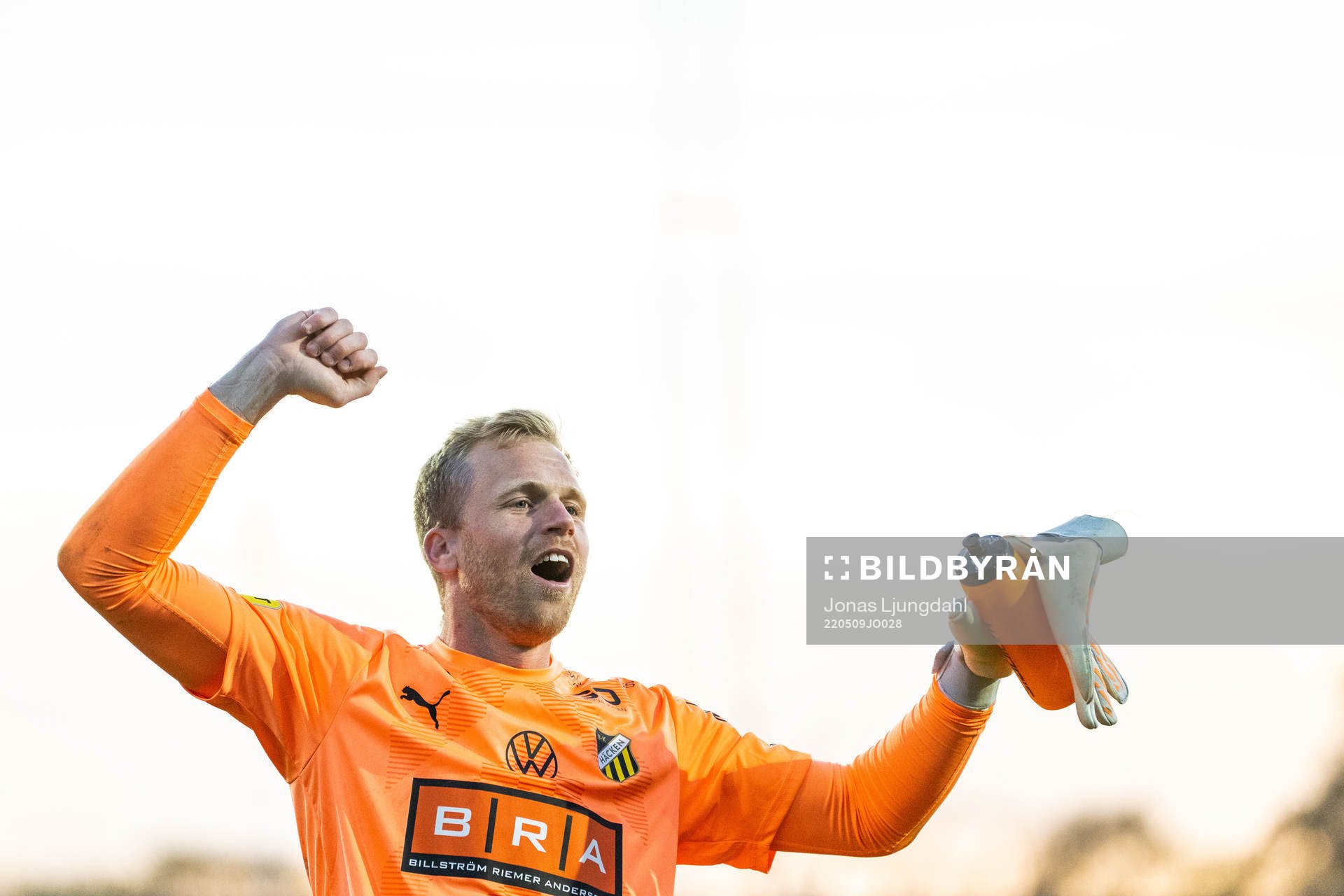 Häckens målvakt Peter Abrahamsson jublar efter fotbollsmatchen i Allsvenskan mellan Värnamo och Häcken den 9 maj 2022 i Värnamo. 