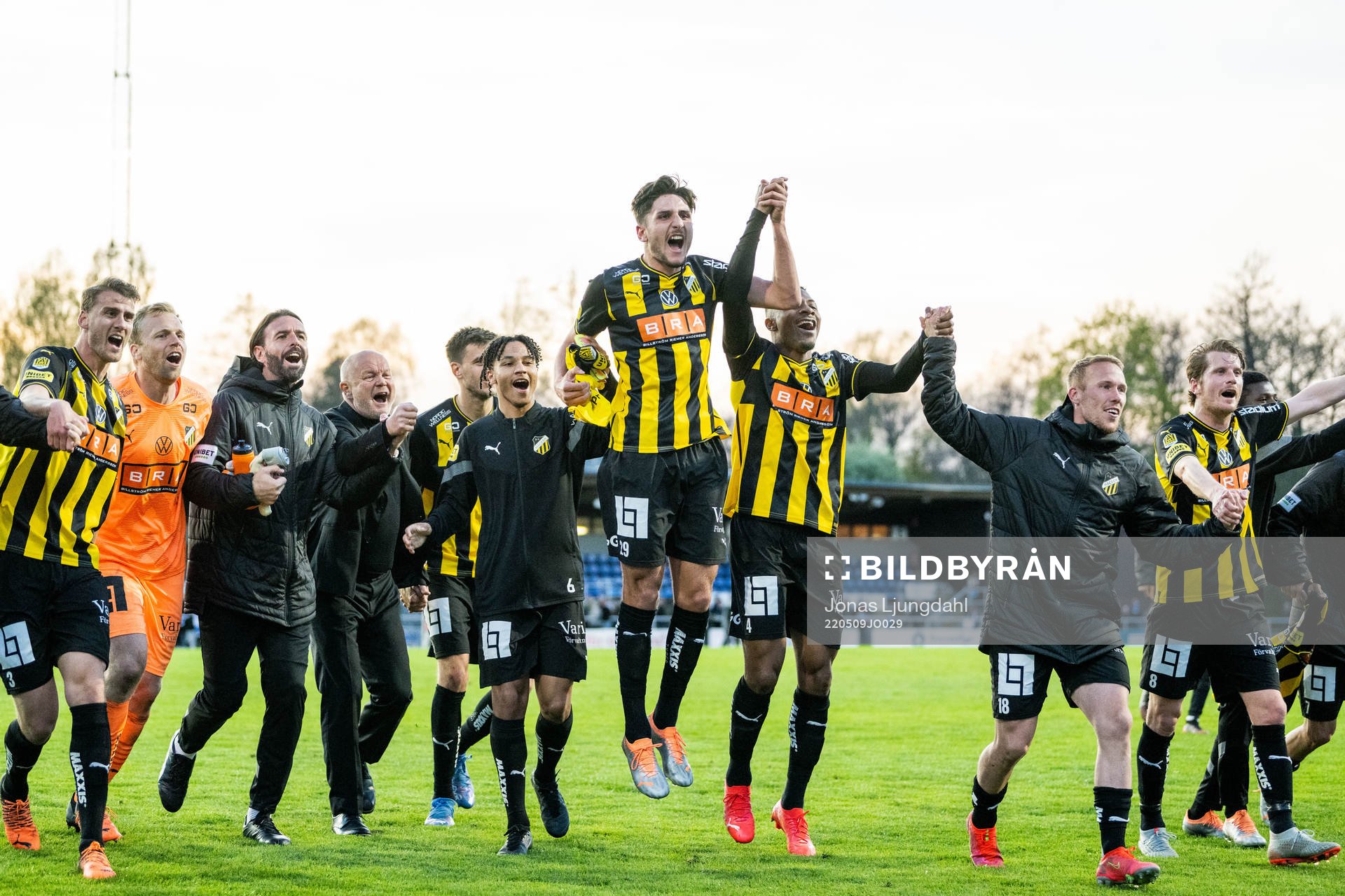 Häckens spelare och ledare jublar