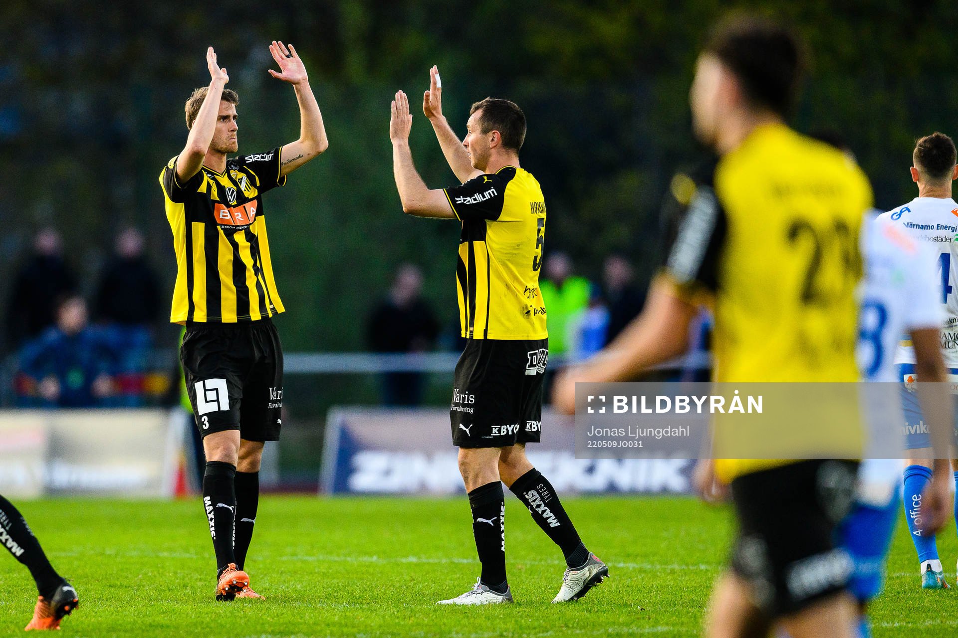 Häckens Johan Hammar och Even Hovland jublar
