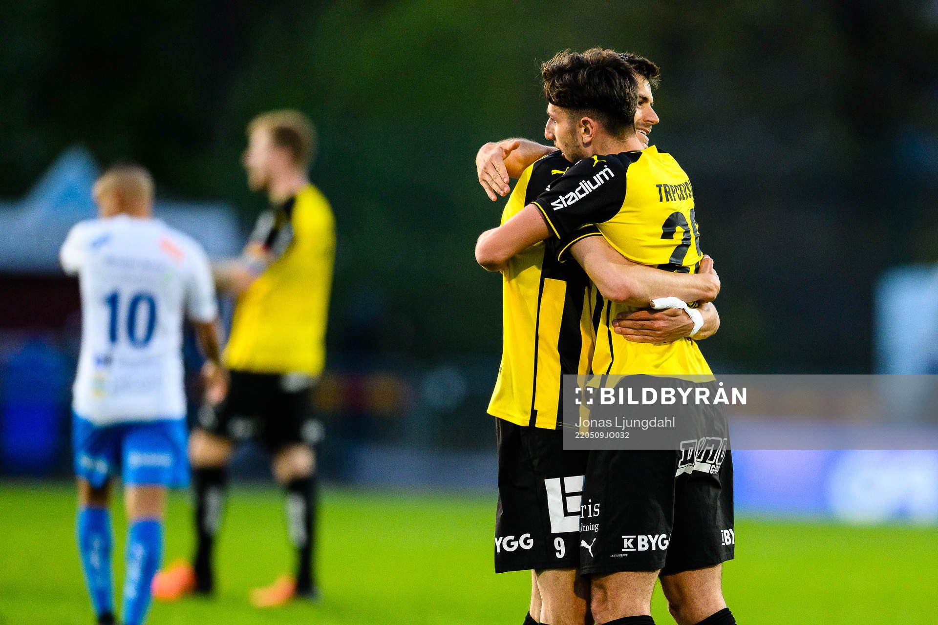 Häckens Alexander Jeremejeff och Filip Trpcevski jublar