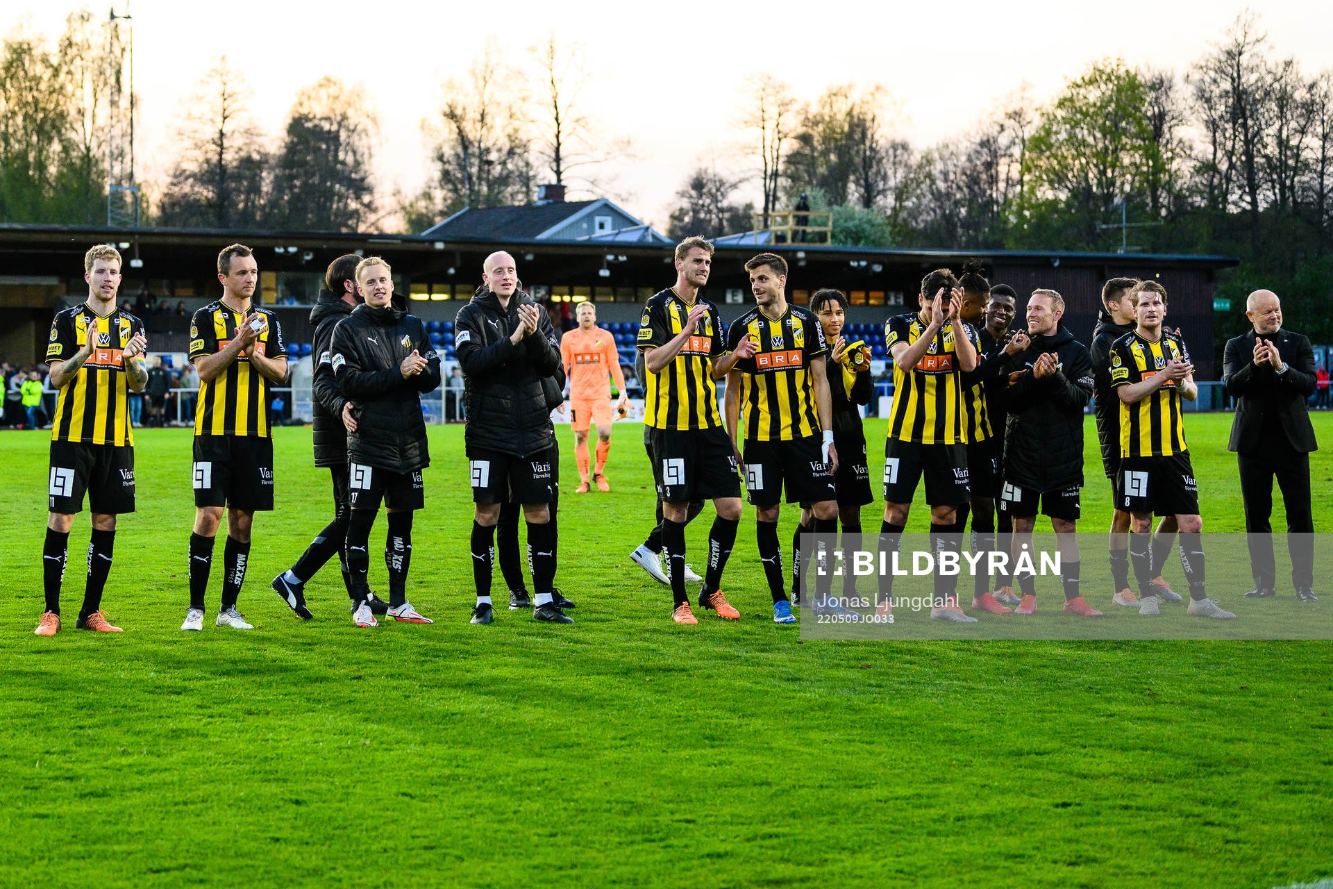 Häckens spelare och ledare jublar framför fansen